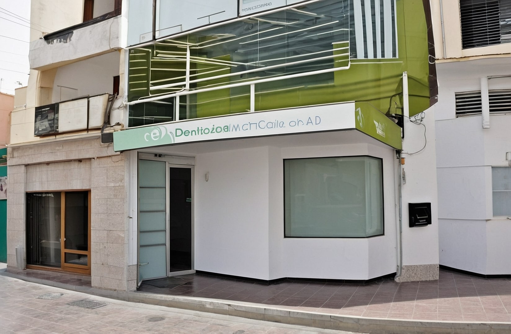 Dentista con herramientas avanzadas en San Blas